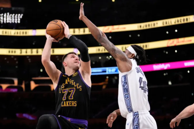 doncic y james anotan mas de 30 puntos en un mismo partido por primera vez en 2026