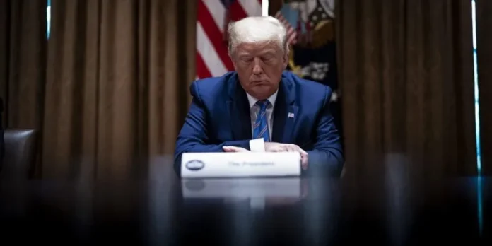Trump describe reuniones de gabinete como aburridas.