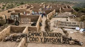 Ciudadanos participando en asamblea comunitaria en RD