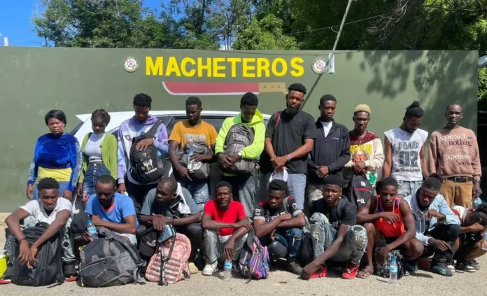 Ejército intercepta vehículo con indocumentados en Valverde.
