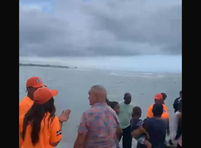 Búsqueda de adolescente desaparecida en playa.