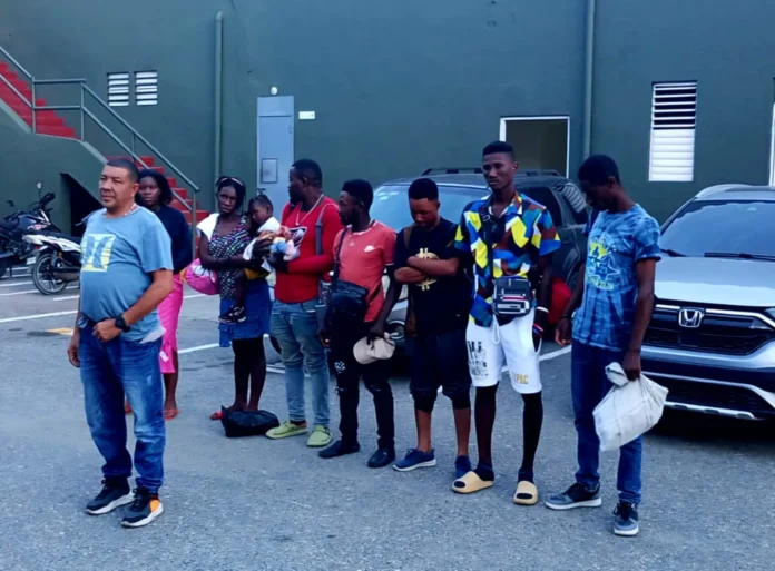 Detención de autobús con haitianos indocumentados.