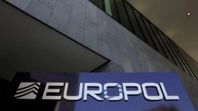 Europol detiene a más de 1,000 personas.