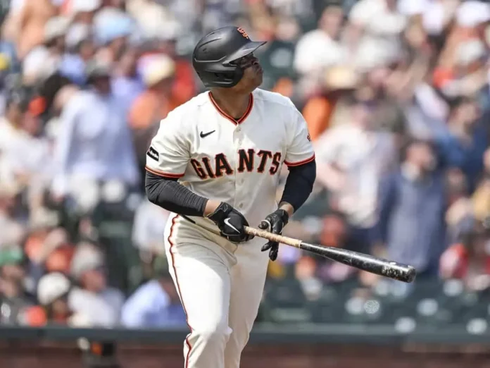 Rafael Devers bateando un jonrón destacado.