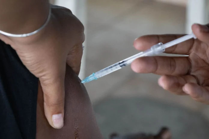 Vacunas dengue y herpes zóster ausentes.