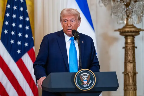 Trump indulta a seis condenados por emisiones