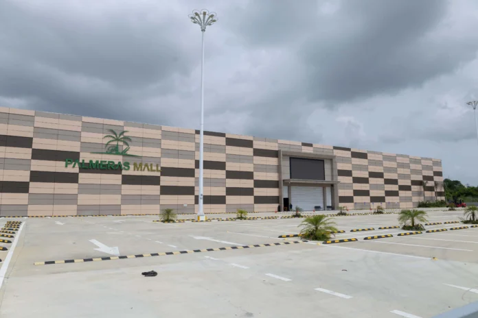 Palmeras Mall cerrado por falta de licencias.