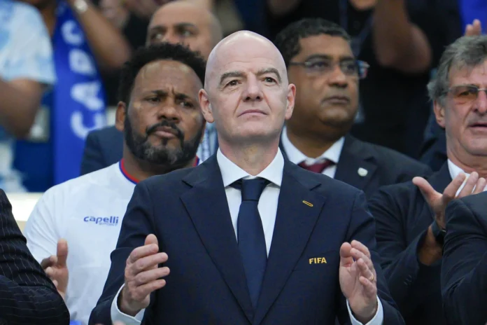 Infantino condena racismo hacia Mbappé.