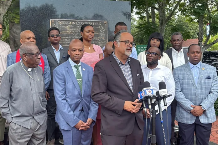 Haitianos en Miami enfrentan riesgo de deportación.