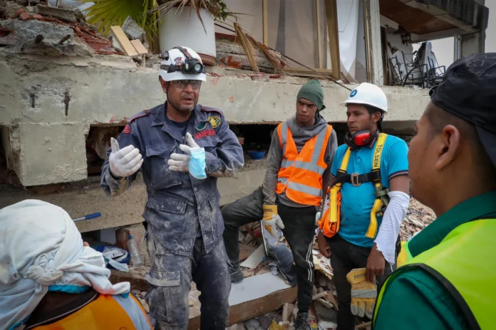 Mineros venezolanos ayudan en rescate tras terremoto.