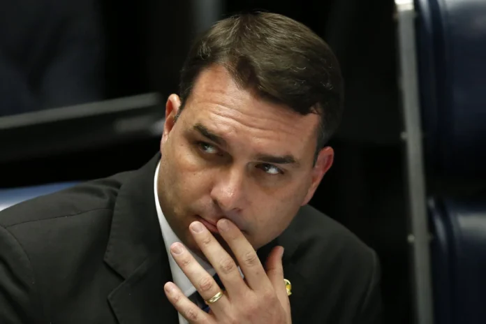 Flávio Bolsonaro habla sobre urnas electrónicas.