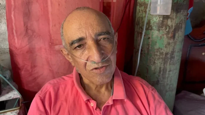 Hombre enfermo busca ayuda para tratamiento.