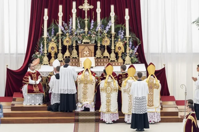 Lefebvrianos desafían excomuniones del Vaticano.
