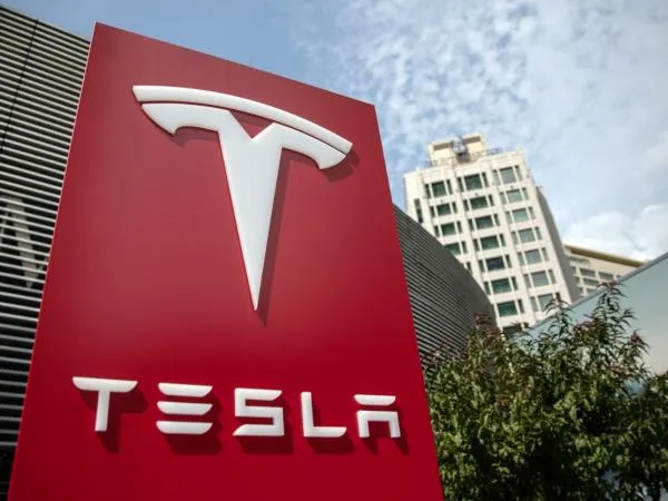 Ganancias de Tesla caen un 5% interanual