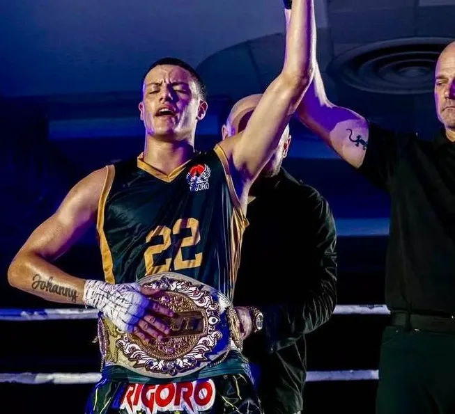 Yoniel Santana campeón de Mitten Muay Thai