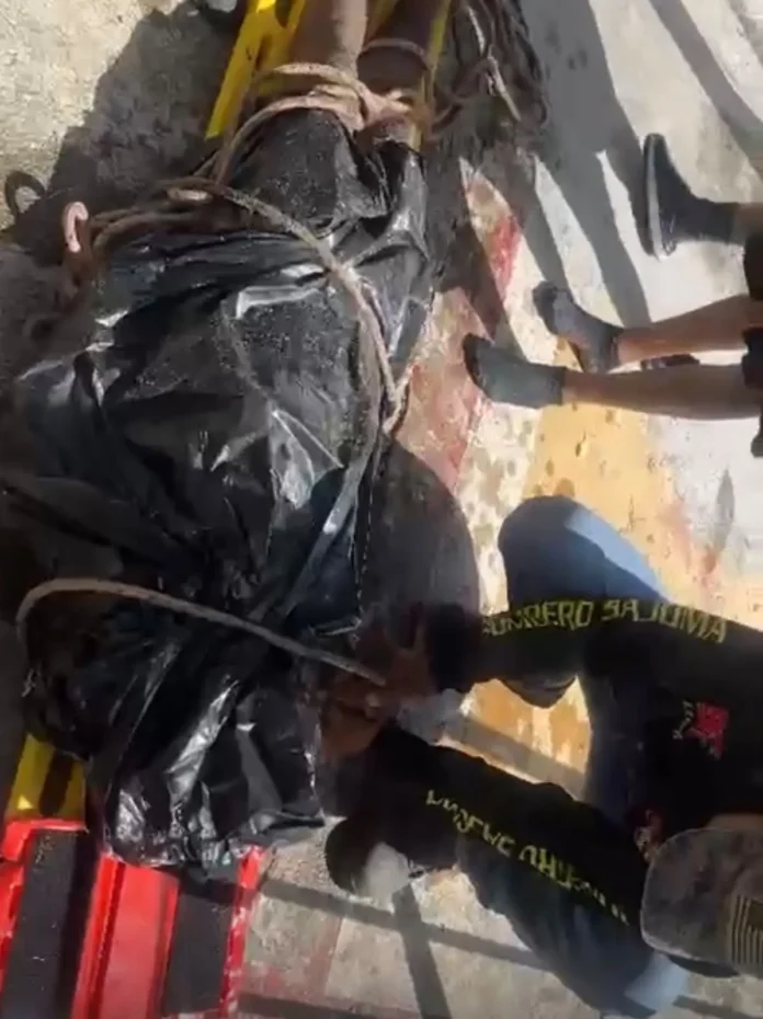Recuperación del cuerpo de haitiano ahogado.