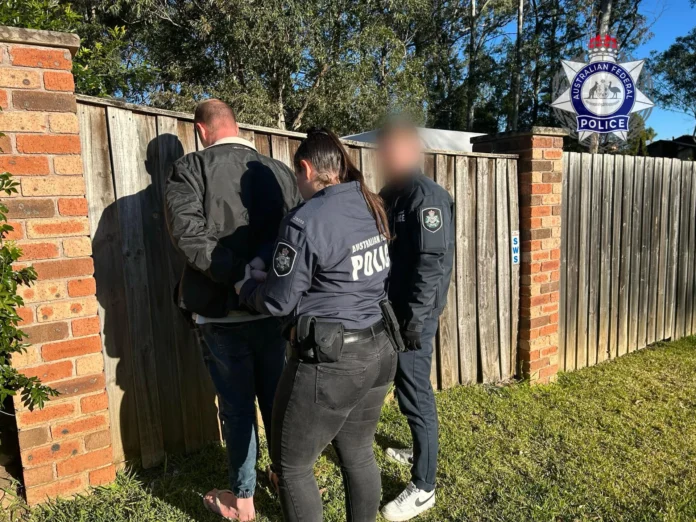 Detención de extrabajador por abuso infantil.