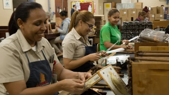 Mujeres mayores de 50 desafiando estereotipos laborales.