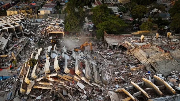 Rescatistas salvan vidas tras terremotos en Venezuela
