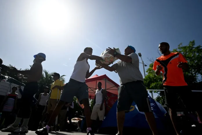 Mujer afectada por terremoto en refugio.