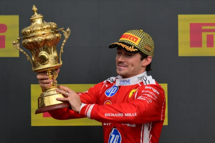 Charles Leclerc celebra su victoria en Silverstone.