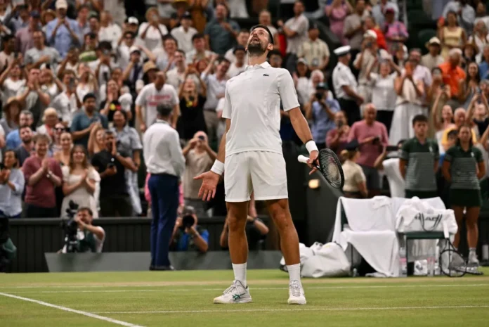 Djokovic avanza a semifinales tras intensa victoria