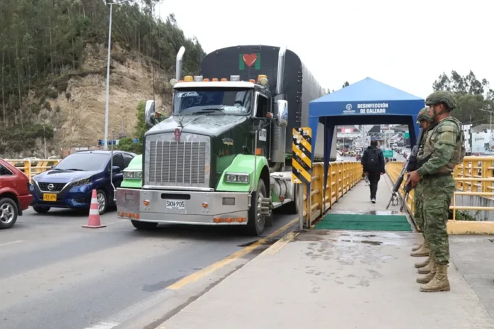 Policía enfrenta cargos por tráfico de migrantes.