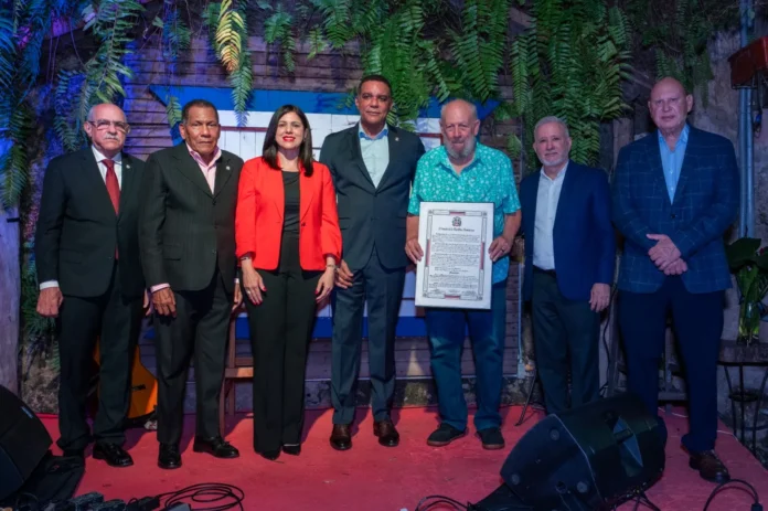 Reconocimiento a Freddy Ginebra por su cultura.