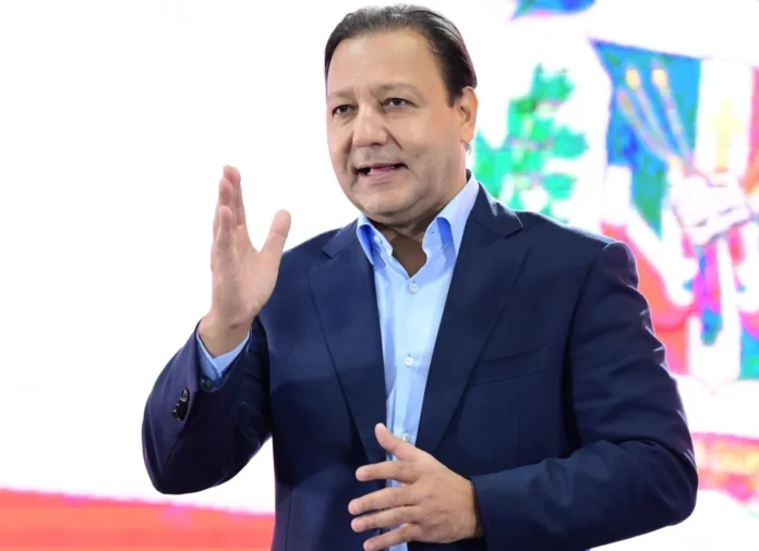 Abel Martínez promueve el Himno Nacional.