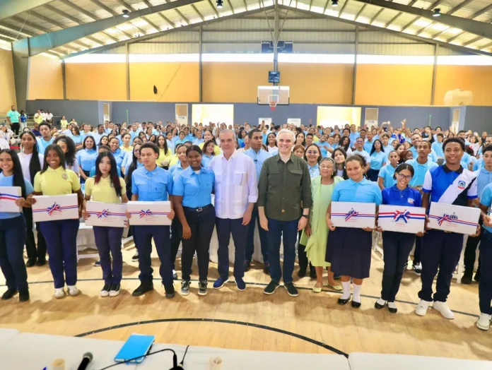 Puerto de Manzanillo, oportunidad para jóvenes.