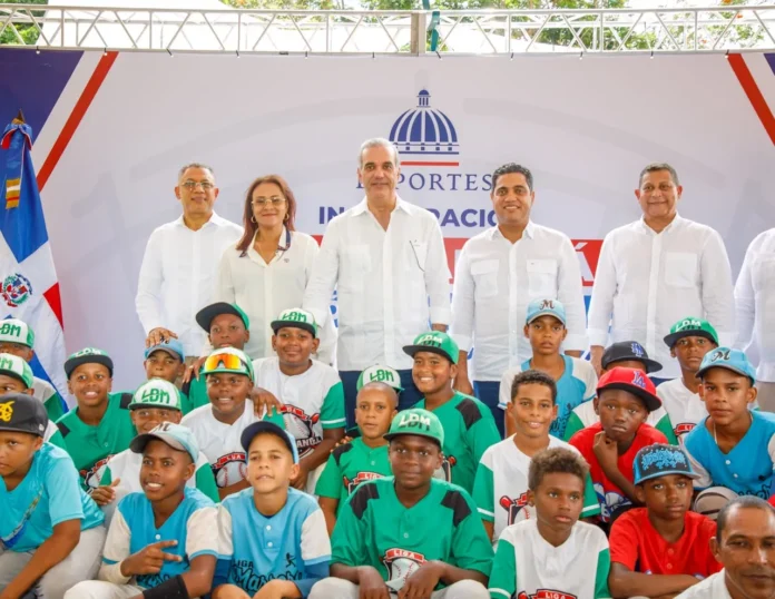 Inauguración del estadio de béisbol en Samaná.
