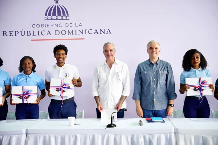 Abinader escucha a estudiantes en Samaná.
