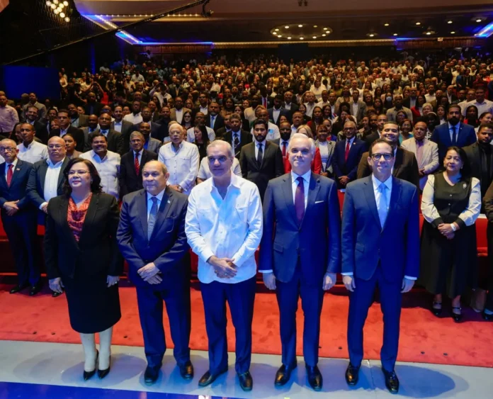 Abinader compromete transformación educativa en RD