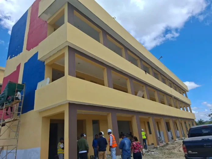 Construcción de aulas en Santo Domingo.