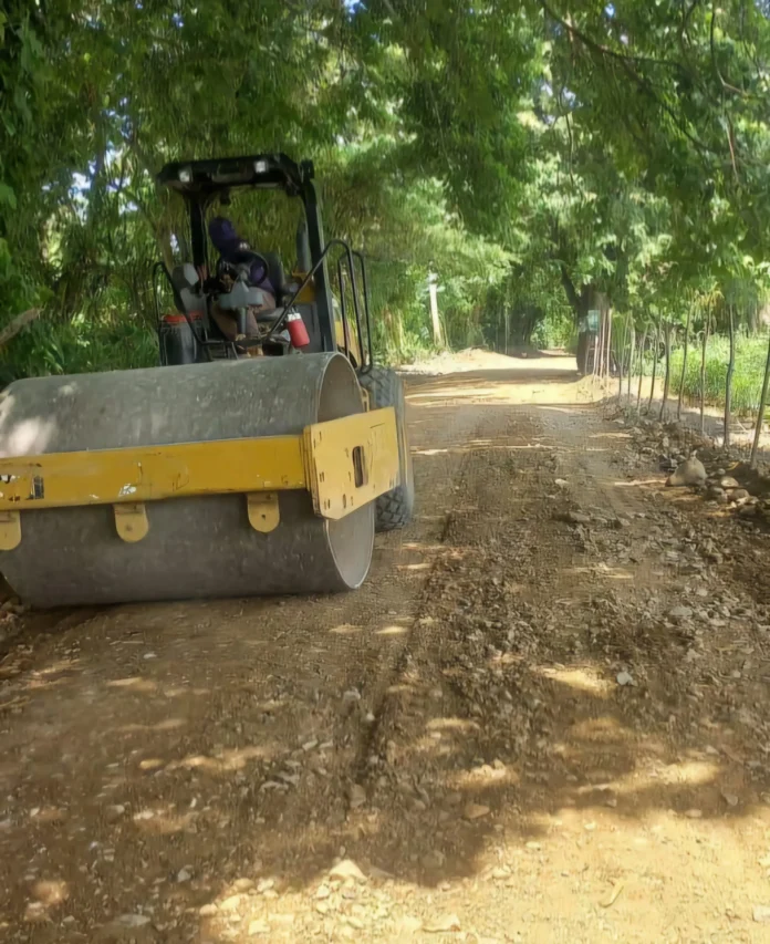 Intervención de caminos rurales para productores.