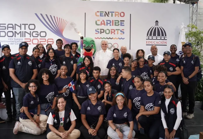 Luis Miguel De Camps recibe antorcha deportiva.