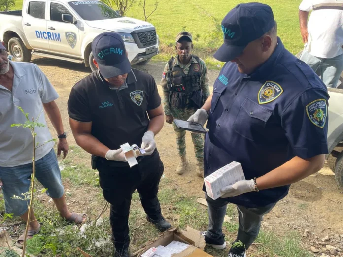 Medicamentos abandonados en canal de riego.