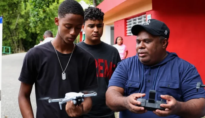 Jóvenes innovadores en programa Verano Maker