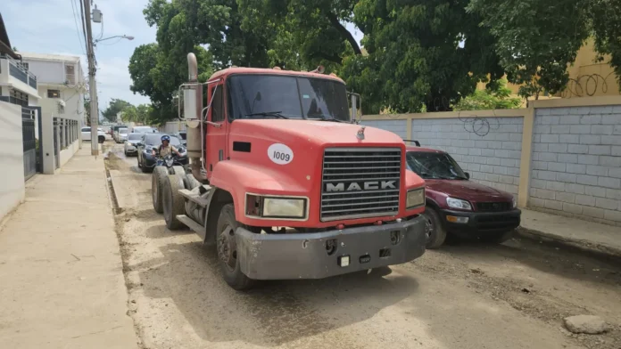 Policía recupera camión robado en Santiago.