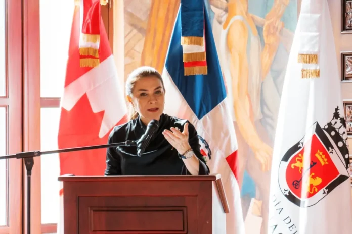 Carolina Mejía y Jacqueline DeLima en celebración.