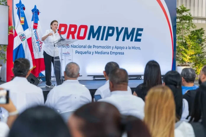 Carolina Mejía entrega créditos a mujeres emprendedoras.