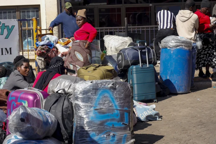 Migrantes africanos abandonan Sudáfrica por violencia.
