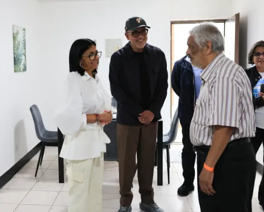 Venezolana entrega viviendas a familias afectadas.