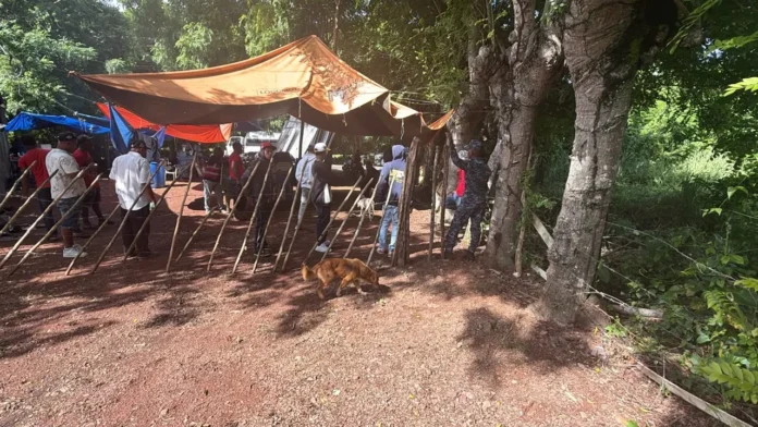 Agentes policiales bloquean acceso a terrenos.