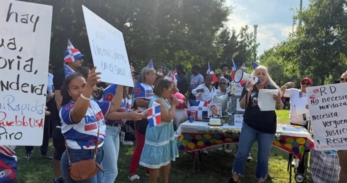 Protesta dominicana en El Bronx contra abusos.