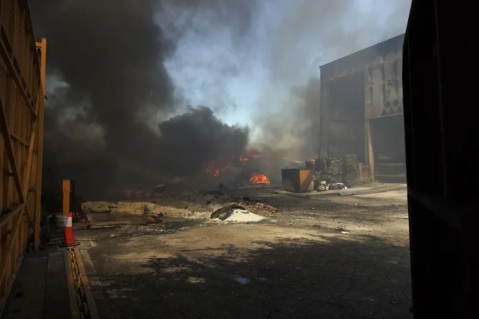 Incendio industrial en Atenas deja heridos
