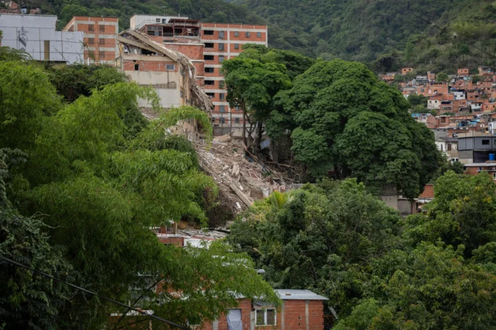 Colapso del colegio en Caracas tras terremotos.
