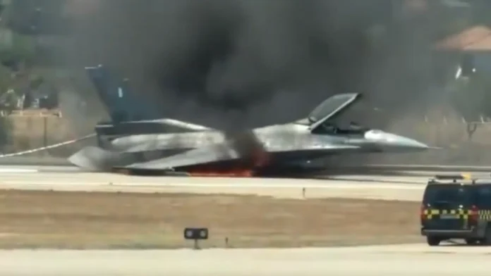 F-16 en llamas tras aterrizaje de emergencia
