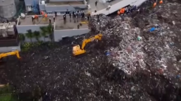 Derrumbe de basura en India, trabajadores atrapados.