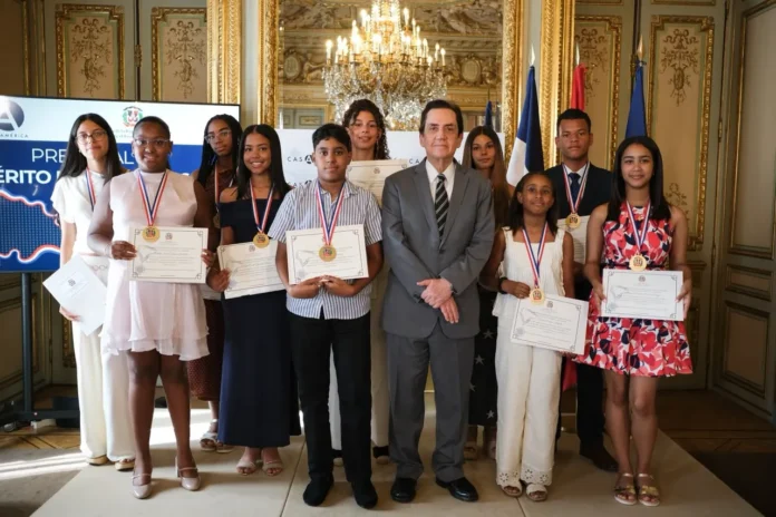 Estudiantes dominicanos premiados en España.